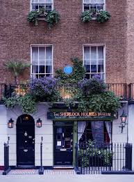 Il proprietario decide di affidarsi a sherlock holmes, il quale, insediatosi nella casa sotto mentite spoglie e a rischio della propria vita, riesce a risolvere l'enigma. Sherlock Holmes Museum The Official Home Of Sherlock Holmes