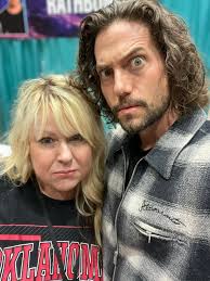 Alice would be an amazing parent while Jasper's in the corner like 👀 24/7 