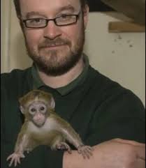 Zoo cria mãe mecânica para filhote de macaco