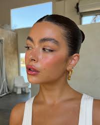 9 spring makeup looks that are the moment (from butter skin to boy blush)  💗 ➡️ https://glamouruk.visitlink.me/aT6NoD 📸 @xenia.elise via IG