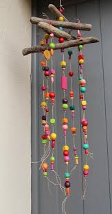 Mobile Tres Colore Pour Chambre Ou Salon Sejour Du Bois Flotte Des Perles En Bois Multicolores Et Du Jonc De Mer Pour Un E Wind Chimes Diy Wind Chimes Crafts