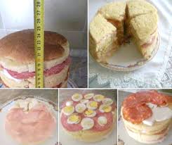 Spiedini di frutta oppure spiedini con cubetti di pane alternati a cubetti di salumi. Panettone Gastronomico Ricetta Facile