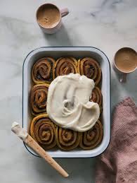 pumpkin cinnamon rolls with maple