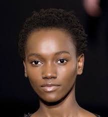 J'avais un visage rond et la coupe de cheveux (je la portais courte à l'époque) que j'avais utilisée n'a pas aidé mon visage, alors j'ai pensé à changer l'apparence de ma coiffure. Epingle Sur Cheveux Courts