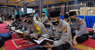 Beberapa sumber mengatakan bahwa tarian lenso berasal dari tanah maluku. Kapolda Riau Ikuti Khotmil Qur An Di Masjid Jami Air Tiris Kampar