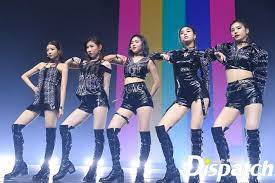 Le groupe est composé de cinq . 200118 Itzy Itzy Premiere Showcase In La Dispatch Press Pics Kpop Girls Stage Outfits La Outfits