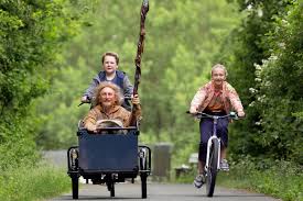 The movie is based on the 1970s bbc series of the same title created by richard carpenter and follows the titular magician from the time of the normans who is cast into the future by magic and, with the help of two boys, attempts to. Catweazle Alle Informationen Zum Film Auf Cineimage