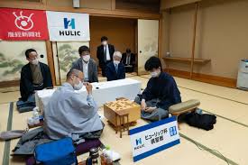史上最年少でのタイトルホルダーとなっり、棋聖・王位の二冠を保持する 藤井聡太二冠 が平均2000超の高レートで第1位となっている。 竜王・叡王の2冠を保持する 豊島将之竜王 が第2位、王座を保持し、各棋戦で高勝率を誇る 永瀬拓矢王座 が第3位につけている。 現在の4人の. è—¤äº•è¡å¤ªæ£‹è–ã«æŒ'ã‚€ æœ€å¼·ã®æŒ'æˆ¦è€… æ¸¡è¾ºæ˜Žåäºº ãƒªã‚¿ãƒ¼ãƒ³ãƒžãƒƒãƒã¯æˆåŠŸã™ã‚‹ã‹ è¦³ã‚‹å°†æ£‹ èª­ã‚€å°†æ£‹ æ–‡æ˜¥ã‚ªãƒ³ãƒ©ã‚¤ãƒ³