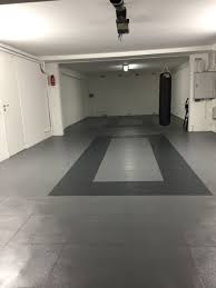 Unser Pvc Bodenfliese Eurotile Mit Der Oberflachenbeschichtung Steainproof Hier In Einer Garage Verlegt Wir Fin Garage Boden Garage Fliesen Keller Renovieren