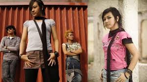 Sebelum mengetahui ayu ratna sekarang lebih baik kita flashback dulu sebentar karir ayu ratna diawali dari ajang pencarian bakat indonesia idol tahun 2005 kemudian bermain film dengan juduk garasi dan kemudian garasi tanpa ayu ratna pun mengeluarkan album baru dengan vokalis baru. Ingat Aiu Ratna Dulu Dikenal Sebagai Pentolan Garasi Band Kini Gabung Dengan Band Legendaris Ini Tribunnewsmaker Com