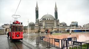 Ayrıca burada şuan araç trafiği yoktur. Beyoglu Nostaljik Tramvay Son Seferini Yapti