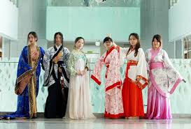 Gaya rambut lelaki han yang asal yang berbentuk bun diubah jadi tocang. Hanfu Busana Tradisional Suku Han Tiongkok Tionghoa Info