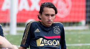 In een wirwar van spelers schiet ajacied ezra walian zijn tweede van de avond binnen tegen jong fc utrecht. Tales From Teams Past Ezra Walian From Amsterdam To Makassar