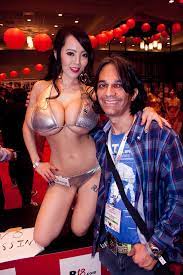 File:Hitomi Tanaka & Master Gio at AVN Adult Entertainment Expo 2016  (25571815161).jpg - Wikimedia Commons