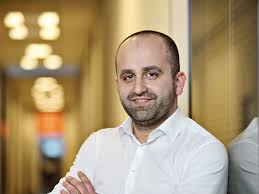 Ei ocupă posturi de conducere, bine plătite, limitând astfel posibilitatea tinerilor români de a avansa. It Istii Bancherii Managerii Si Inginerii Care Sunt Cele Mai Bine PlÄƒtite Job Uri Din Romania