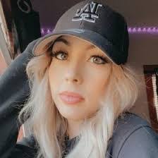 Chelsea Theis's Instagram, Twitter & Facebook