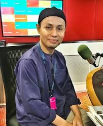 Pu azman tidak memaksa, tetapi bertanya terlebih dulu adakah saya yakin dengan allah dan terus menawarkan diri membantu (mengislamkan) selepas saya menyuarakan keinginan memeluk islam. Biodata Dan Latar Belakang Pendakwah Pu Azman Iluminasi