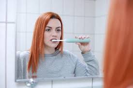 Tetapi dalam masa yang sama ia turut 'membuang' lapisan gigi anda dan menjadikan gigi. Ampuh Cara Memutihkan Gigi Dengan Baking Soda