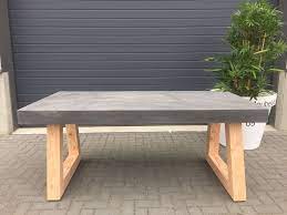 robuuste betonnen tafel met houten onderstel www meubelasia eu betonnen tafel tafel tafel tuin