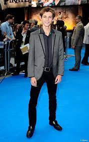 Regardless, the show didn't lose its spark. Once Upon A Time S Peter Pan Actor Lynnyukimara02 Alice Foto 36009525 Fanpop Page 11