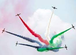 马来西亚malaysia 兰卡威langkawi 阿联酋空军飞行表演队在兰卡威国际船舶及航空航天展上表演 这是第十三届兰卡威国际海事航空展 马来西亚总理纳吉赞本届航展是1991年开展以来最成功的 摄影师 charles pertwee wind sock outdoor decor home decor