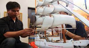 Iya deh, tapi itu tali kutangnya dibuka ya, biar nggak nyangkut². Lima Perahu Kuno Indonesia Ini Pernah Menjelajah Dunia Okezone News