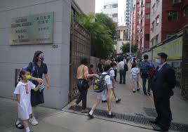 尖沙嘴天主教男校德信學校昨日（15日）向家長發通告，指校長郭超群因「未能履行校長職務」，即日起休假。 有家長今日（16日）認為事出突然，指自己某程度因為該校長而選擇就讀德信學校，希望校方向家長解釋事件。 216 28 comments T17bc1urs1vzam