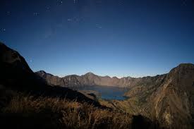 Aturan ini sudah berlaku sejak 1 januari 2018 lalu. 1 906 Pendaki Termasuk Musisi Fiersa Besari Kena Blacklist Pendakian Gunung Rinjani Jpnn Com