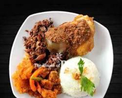 Gambar plate of Sego Resek with rice, fried chicken, and sambal.