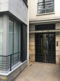 Immeuble Recent 2002 Tres Securise Loge De La Gardienne A L Entree Baie Vitree Sur La Gauche De La Porte D Entree Immeuble D Immeuble Baie Vitree Entree