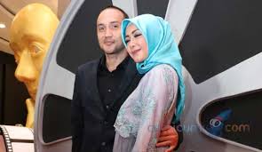 Ada yang menarik dari penampilan gary iskak, yakni bentuk tubuhnya yang tak lagi kekar. Gary Iskak Dan Richa Novisha Hijrah