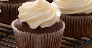 Ajoutez ensuite le blanc d'œuf, puis battez au batteur électrique pour que la préparation monte. Cupcakes Au Chocolat Et Glacage Au Beurre Zeste