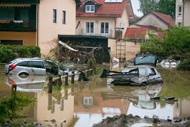 Vielerorts mussten menschen in sicherheit gebracht werden. Unwetter Mindestens Funf Tote Bei Hochwasser In Bayern Gesellschaft Faz
