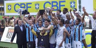 Thiago neves foi promovido em 2004, porém foi no ano seguinte que passou a atuar na equipe profissional do paraná, seu clube do coração, chegando a figurar entre os melhores jogadores do campeonato estadual. Guia Do Elenco O Gremio Tetra Da Copa Do Brasil