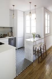 This Chic Paris Apartment Is A Perfect Mix Of Old New Kuchenbar Kuchen Design Wohnung Kuche