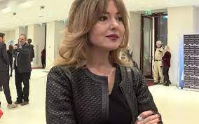 Oana sârbu este o actriță și cântăreață din românia, devenite celebră pentru rolul danei din filmul românesc „liceenii. Cum A ReacÈ›ionat Fiul Oanei Sarbu Cand A VÄƒzut Filmul Liceenii