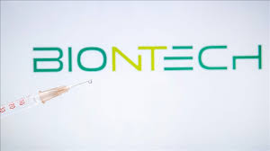 Inyección en el músculo de la parte superior. Biontech Aumenta A 2 500 Millones La Meta De Produccion De Vacunas Para 2021