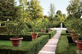 52 Beautifully Landscaped Home Gardens Traditional Garden Formal Gardens Garden Design