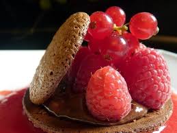 Macarons Au Chocolat Et Aux Fruits Rouges Macaron Chocolat Recette Macaron Faire Fondre Du Chocolat