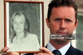 Detective Chief Inspector John McVea of the PSNI, with a photograph... News  Photo