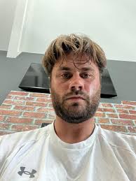 Omg I don't know but they look alike what if the boy is Eddie and Eddie  also mention that before he's hair was buzz 😭