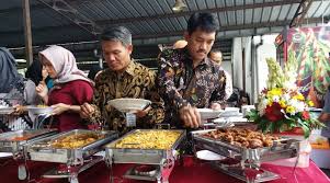 Untuk mengucap rasa syukur itu biasanya sebuah pesta digelar oleh pihak orangtua dari anak yang dikhitan. Paket Catering Khitanan Prasmanan Acara Sunatan Di Kuningan Timur Jakarta Selatan