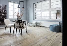 Landhausdiele Heisst Vielfalt Das Besondere Die Farbe Kaschmir Grau Ambiente Das Holz Eiche Gehobelt Und Geolt Landhausdiele Schoner Wohnen Wohnen