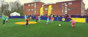 Cruyff Courts op zomertour langs azc's