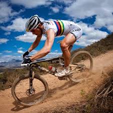 Alguien Sabria Decirnos La Carrera Y El Ano De Esta Foto De Nschurter In 2020 Bike Parking Mountain Biking Bike Trails
