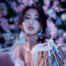 林嘉凌薔薔Maze - YouTube