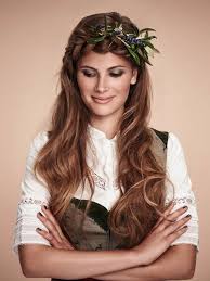 Flechtkranz Mit Undone Wellen Dirndl Frisuren Frisuren Lange Haare Oktoberfest Oktoberfest Frisur