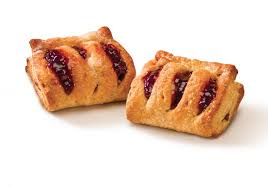 Stendete l'impasto con il matterello realizzando una sfoglia di 2 mm di spessore versate i frutti sulla sfoglia e arrotolate lo strudel dal lato più corto, quindi sigillatelo bene (5). Melody Frutti Di Bosco I Piccoli Strudel Con Un Anima Dolcemente Naturale Buona Pasta Sfoglia E Il 40 Di Cremosa Confettura Di Www Asolodolce It