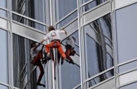Seit dem bau des one world trade centers in new york city 2014 ist es das zweithöchste bürogebäude weltweit sowie der fünfthöchste wolkenkratzer der welt. Spiderman Sets Off On Trek To Climb World S Highest Tower