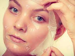 美容スキンケア化粧品と健康コンセプト。若い女性の顔、マスクを剥がす顔の皮を剥ぐ女の子。剥離。の写真素材・画像素材 Image 91365495